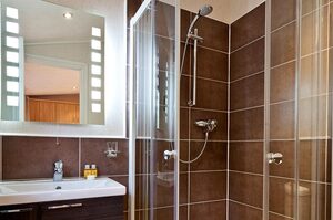 en-suite-shower.jpg